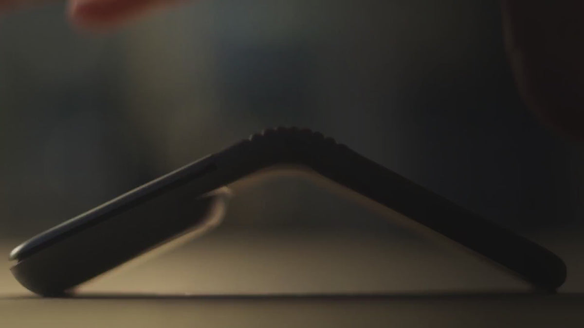 Cargar video: <p>El modelo de IA integrado en el dispositivo analiza y desactiva al instante los botones cuando se levanta el mouse de una superficie, para evitar clics accidentales al plegarlo.</p>